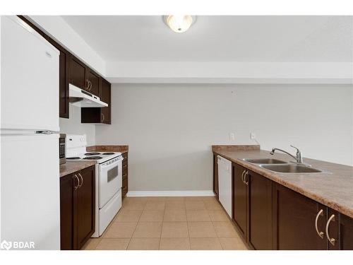 15-137 Sydenham Wells, Barrie, ON - Indoor Photo Showing Kitchen With Double Sink