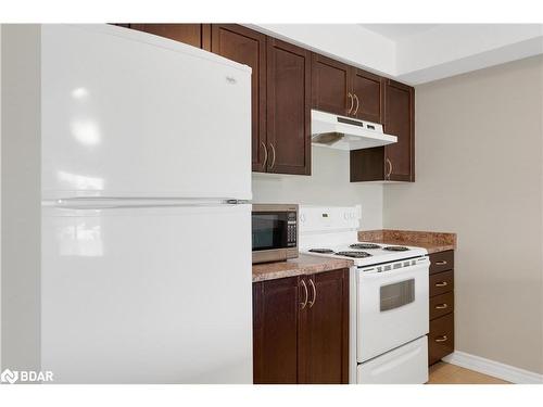 15-137 Sydenham Wells, Barrie, ON - Indoor Photo Showing Kitchen