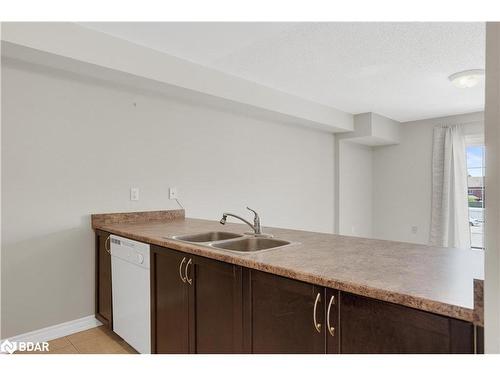 15-137 Sydenham Wells, Barrie, ON - Indoor Photo Showing Kitchen With Double Sink