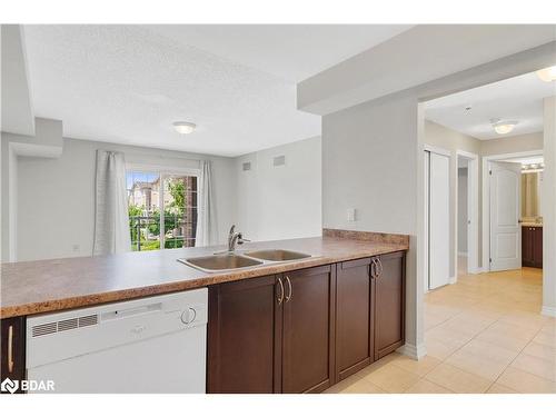 15-137 Sydenham Wells, Barrie, ON - Indoor Photo Showing Kitchen With Double Sink