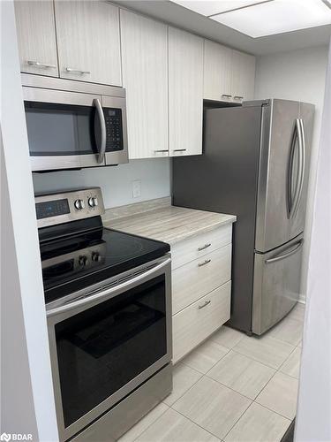 102-75 Ellen Street, Barrie, ON - Indoor Photo Showing Kitchen