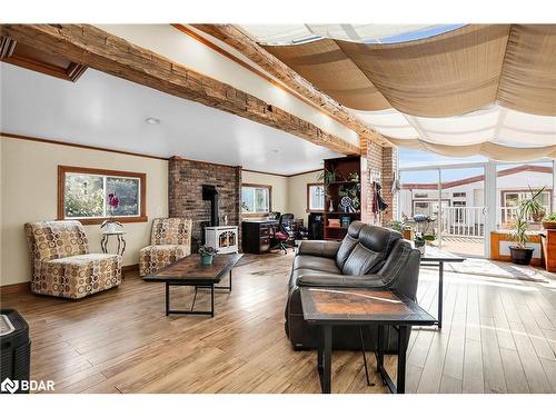 1027 Niagara Stone Road, Niagara-On-The-Lake, ON - Indoor Photo Showing Living Room