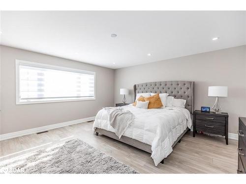 45 Wood Crescent, Angus, ON - Indoor Photo Showing Bedroom