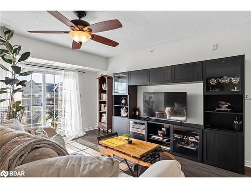 405-39 Ferndale Drive S, Barrie, ON - Indoor Photo Showing Living Room