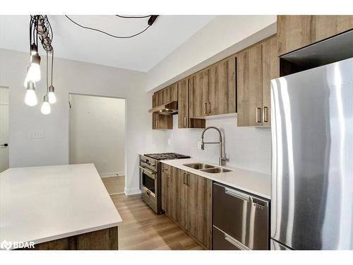 610-5 Chef Lane, Barrie, ON - Indoor Photo Showing Kitchen With Double Sink With Upgraded Kitchen