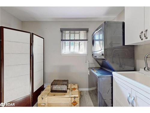 1087 Spooners Road, Innisfil, ON - Indoor Photo Showing Laundry Room