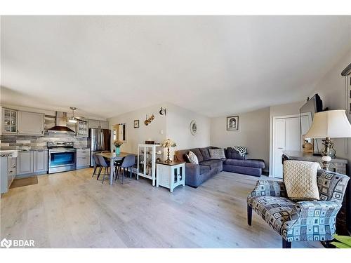 1087 Spooners Road, Innisfil, ON - Indoor Photo Showing Living Room