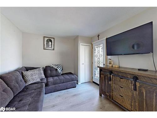 1087 Spooners Road, Innisfil, ON - Indoor Photo Showing Living Room