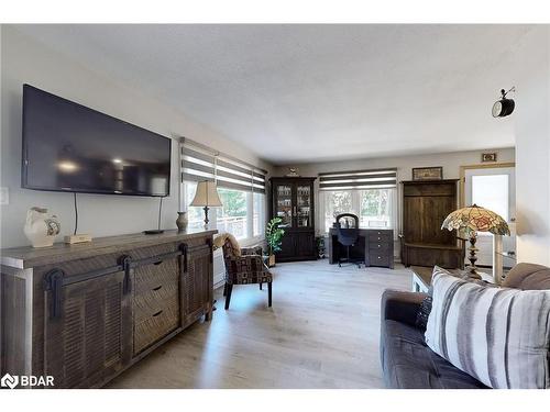 1087 Spooners Road, Innisfil, ON - Indoor Photo Showing Living Room