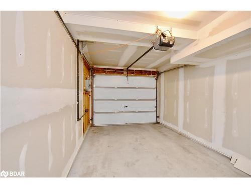 9-175 Stanley Street, Barrie, ON - Indoor Photo Showing Garage