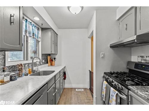 5 East Gate, Barrie, ON - Indoor Photo Showing Kitchen With Stainless Steel Kitchen