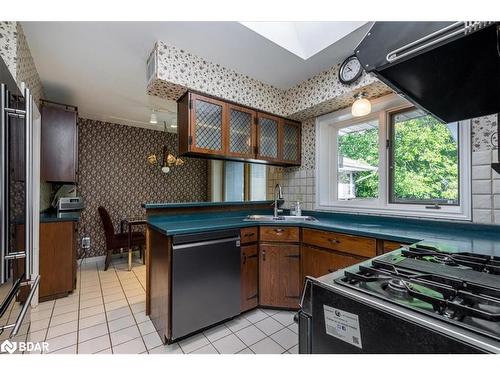 16 Tower Crescent, Barrie, ON - Indoor Photo Showing Kitchen