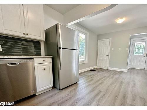 124 Berczy Street, Barrie, ON - Indoor Photo Showing Kitchen