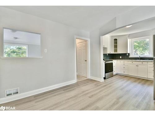 124 Berczy Street, Barrie, ON - Indoor Photo Showing Kitchen