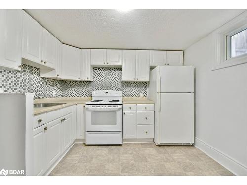 124 Berczy Street, Barrie, ON - Indoor Photo Showing Kitchen