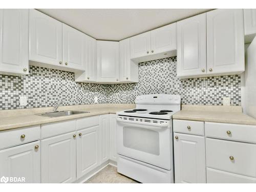 124 Berczy Street, Barrie, ON - Indoor Photo Showing Kitchen