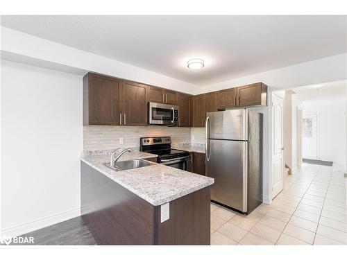 3-31 Madelaine Drive, Barrie, ON - Indoor Photo Showing Kitchen