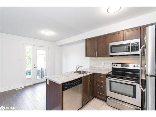 3-31 Madelaine Drive, Barrie, ON - Indoor Photo Showing Kitchen