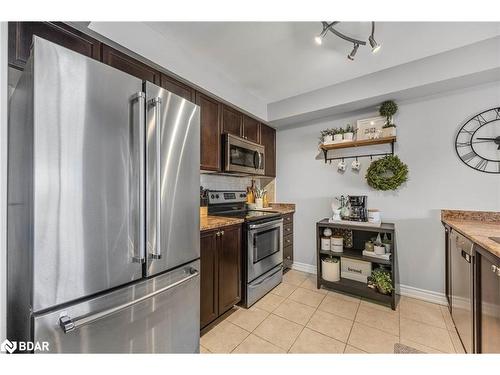 25-137 Sydenham Wells, Barrie, ON - Indoor Photo Showing Kitchen With Stainless Steel Kitchen