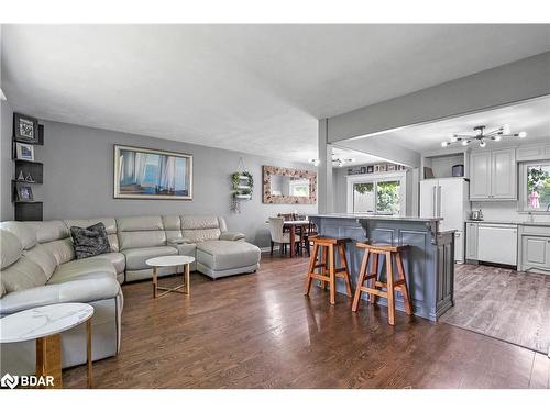 126 Adelaide Street N, Lindsay, ON - Indoor Photo Showing Living Room