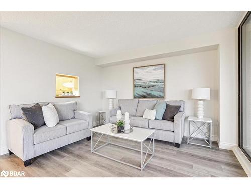 106-181 Collier Street, Barrie, ON - Indoor Photo Showing Living Room