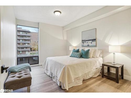 106-181 Collier Street, Barrie, ON - Indoor Photo Showing Bedroom