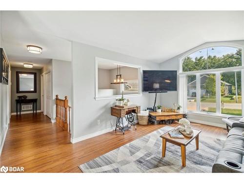 38 Wesley Avenue, Wasaga Beach, ON - Indoor Photo Showing Living Room