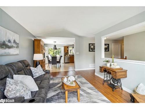 38 Wesley Avenue, Wasaga Beach, ON - Indoor Photo Showing Living Room