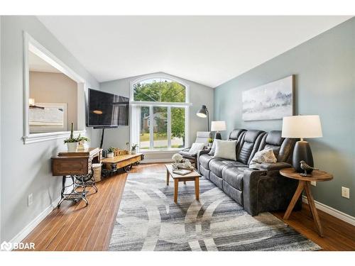 38 Wesley Avenue, Wasaga Beach, ON - Indoor Photo Showing Living Room