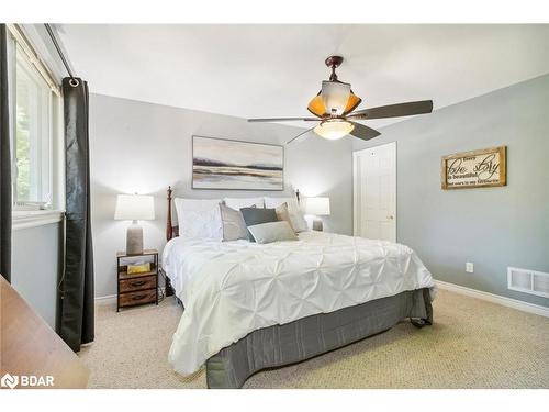 38 Wesley Avenue, Wasaga Beach, ON - Indoor Photo Showing Bedroom