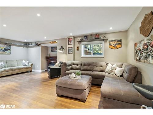 38 Wesley Avenue, Wasaga Beach, ON - Indoor Photo Showing Living Room