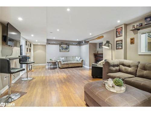 38 Wesley Avenue, Wasaga Beach, ON - Indoor Photo Showing Living Room