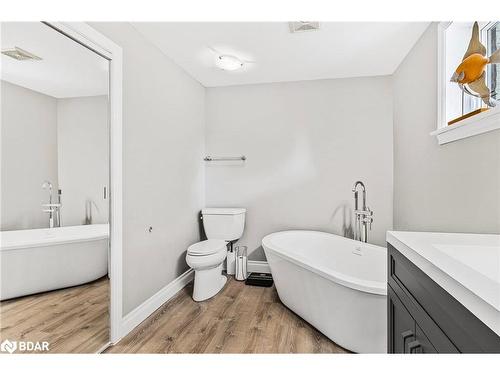 4 Brookdale Drive, Barrie, ON - Indoor Photo Showing Bathroom