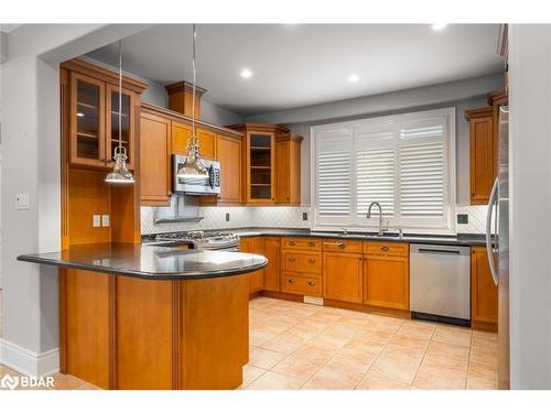 121 Wildwood Trail, Barrie, ON - Indoor Photo Showing Kitchen