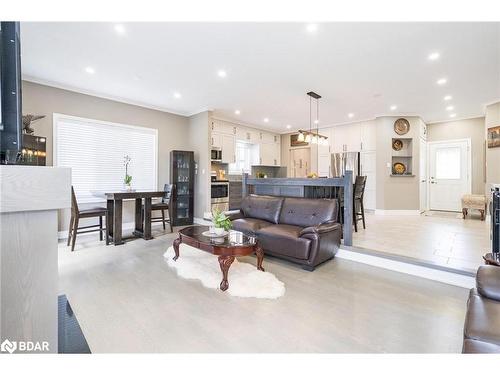 46 Kell Place, Barrie, ON - Indoor Photo Showing Living Room