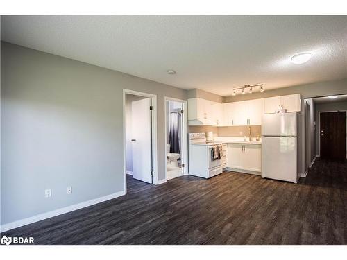 J1-159 Edgehill Drive, Barrie, ON - Indoor Photo Showing Kitchen