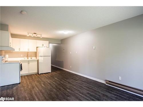 J1-159 Edgehill Drive, Barrie, ON - Indoor Photo Showing Kitchen