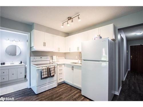 J1-159 Edgehill Drive, Barrie, ON - Indoor Photo Showing Kitchen