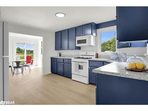 13717 Ort Road, Niagara Falls, ON - Indoor Photo Showing Kitchen With Double Sink