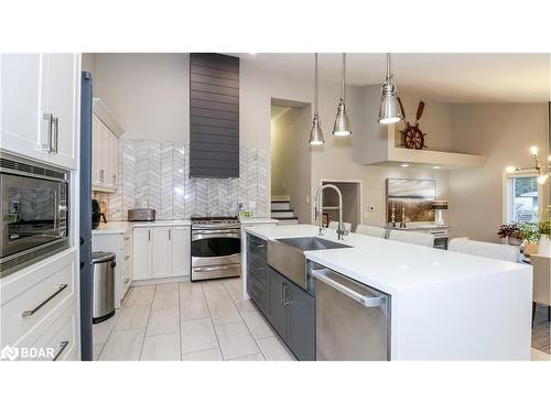 2169 Willard Avenue, Innisfil, ON - Indoor Photo Showing Kitchen With Upgraded Kitchen