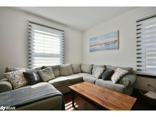 107 Burton Avenue, Barrie, ON - Indoor Photo Showing Living Room