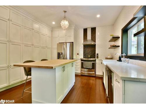 107 Burton Avenue, Barrie, ON - Indoor Photo Showing Kitchen With Upgraded Kitchen