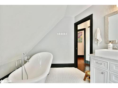 107 Burton Avenue, Barrie, ON - Indoor Photo Showing Bathroom