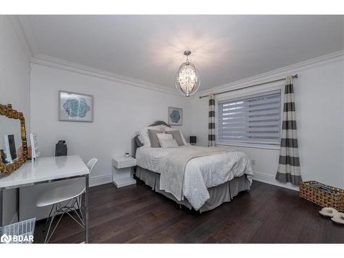 1 Curtis Way, Springwater, ON - Indoor Photo Showing Bedroom