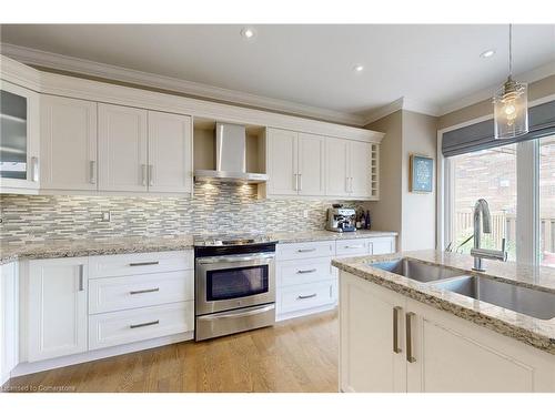 740 Rayner Court, Milton, ON - Indoor Photo Showing Kitchen With Double Sink With Upgraded Kitchen