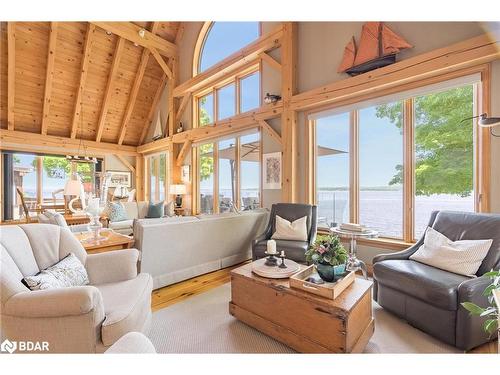 431 Mundy'S Bay Road, Midland, ON - Indoor Photo Showing Living Room