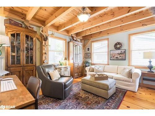 431 Mundy'S Bay Road, Midland, ON - Indoor Photo Showing Living Room