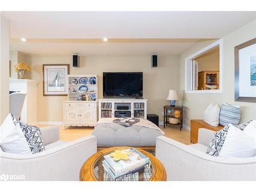 431 Mundy'S Bay Road, Midland, ON - Indoor Photo Showing Living Room