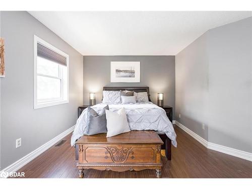 142 Livingstone Street W, Barrie, ON - Indoor Photo Showing Bedroom