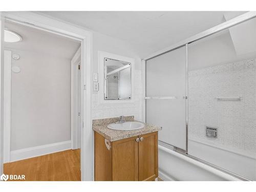 115 Colborne Street W, Orillia, ON - Indoor Photo Showing Bathroom